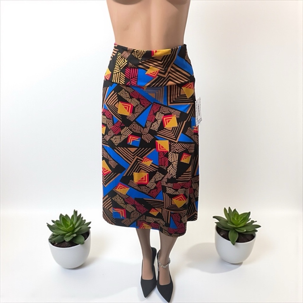 LelaRue Skirt a blend of polyester and spandex lots of stretch very stylish. ☑️ - Picture 2 of 7